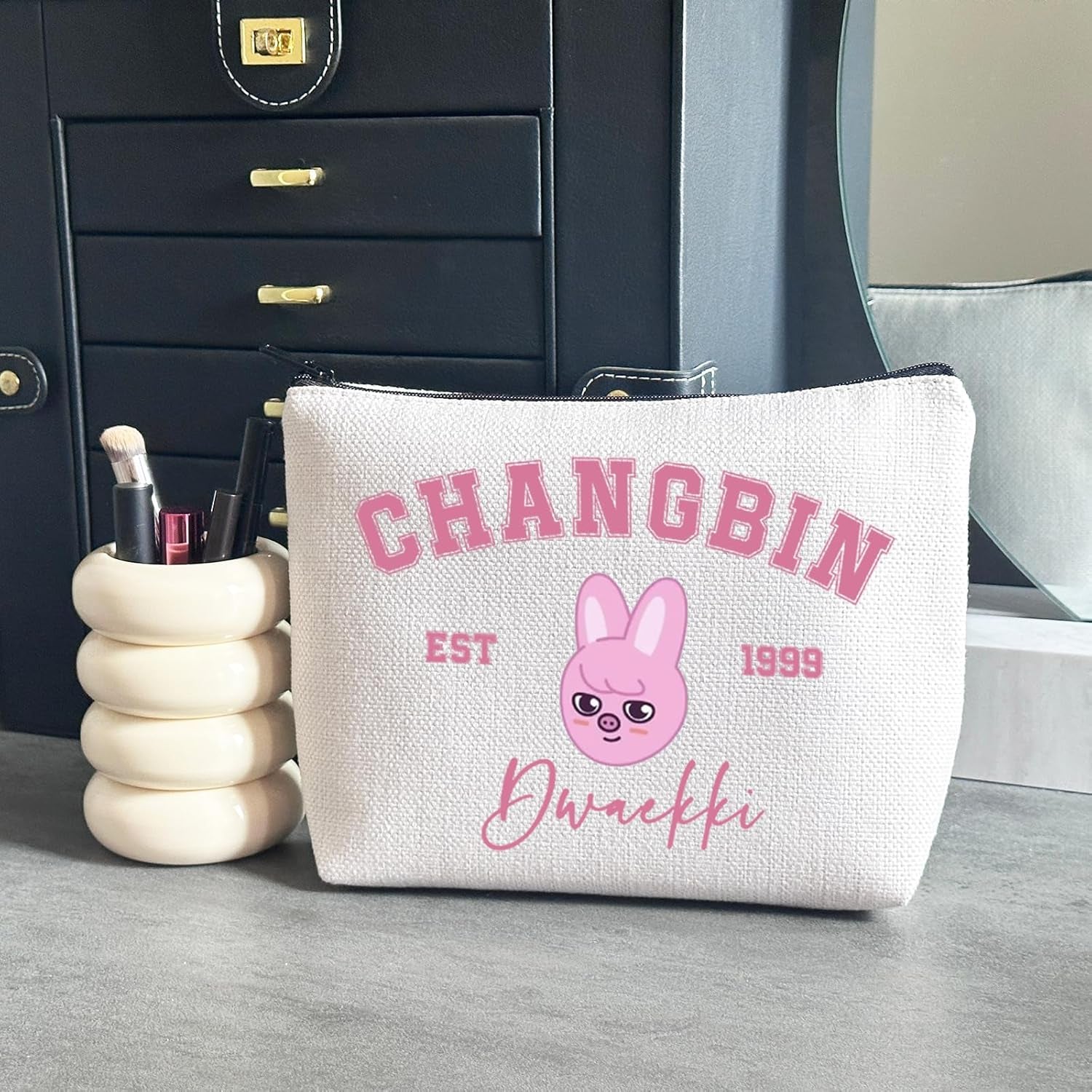 Korean Pop Gift K-Pop Group Merch Kpop Boys Group Est 1999 Dwaekki Makeup Bag K-Pop Music Lover Regalo, Borsa Dwaekki Eu, Borsa Cosmetica Con Stampa