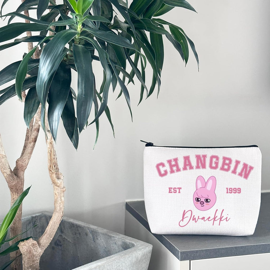 Korean Pop Gift K-Pop Group Merch Kpop Boys Group Est 1999 Dwaekki Makeup Bag K-Pop Music Lover Regalo, Borsa Dwaekki Eu, Borsa Cosmetica Con Stampa